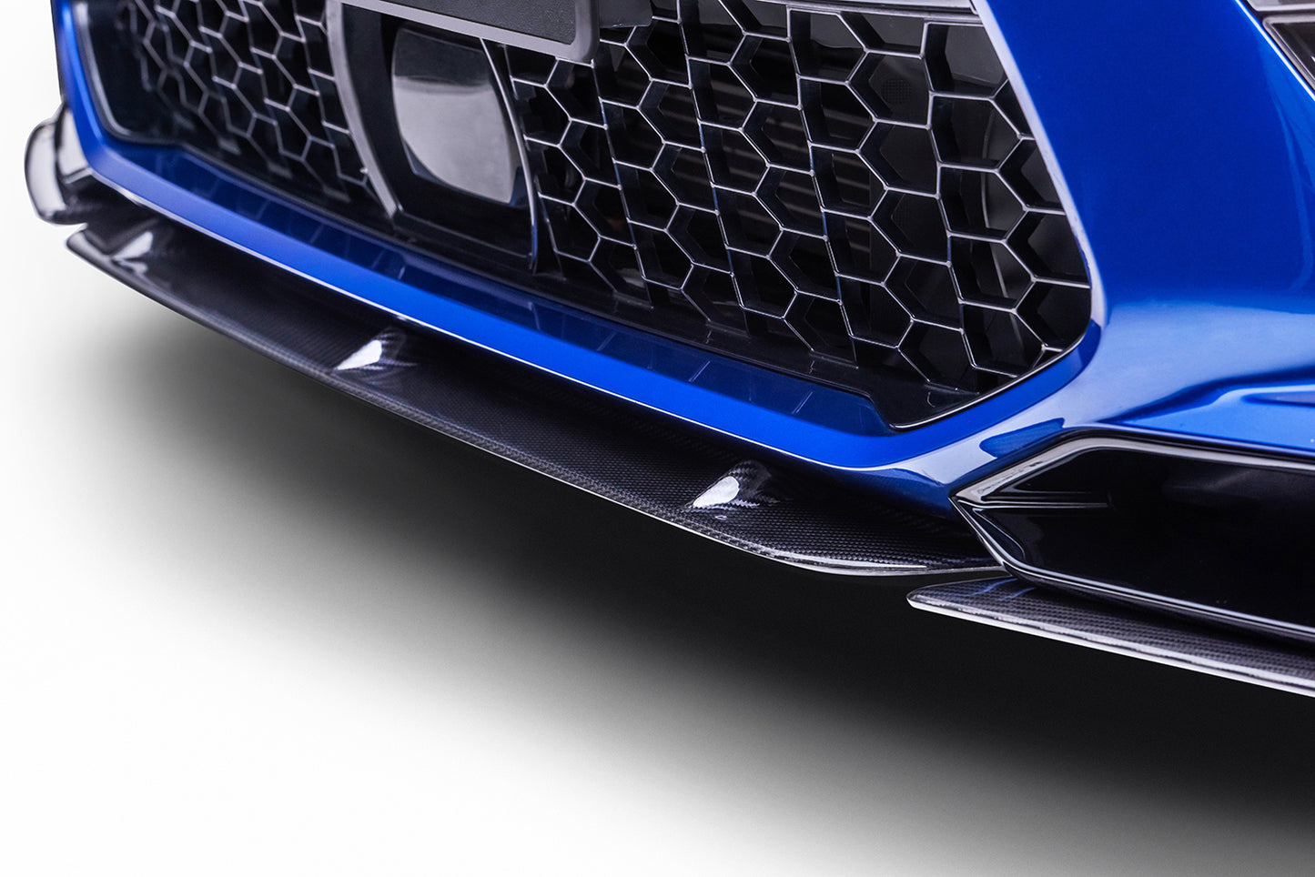 Splitter in blue BMW X5M (F95) on white background