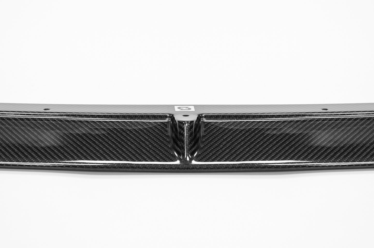 close-up on black splitter with sterckenn logo on white background